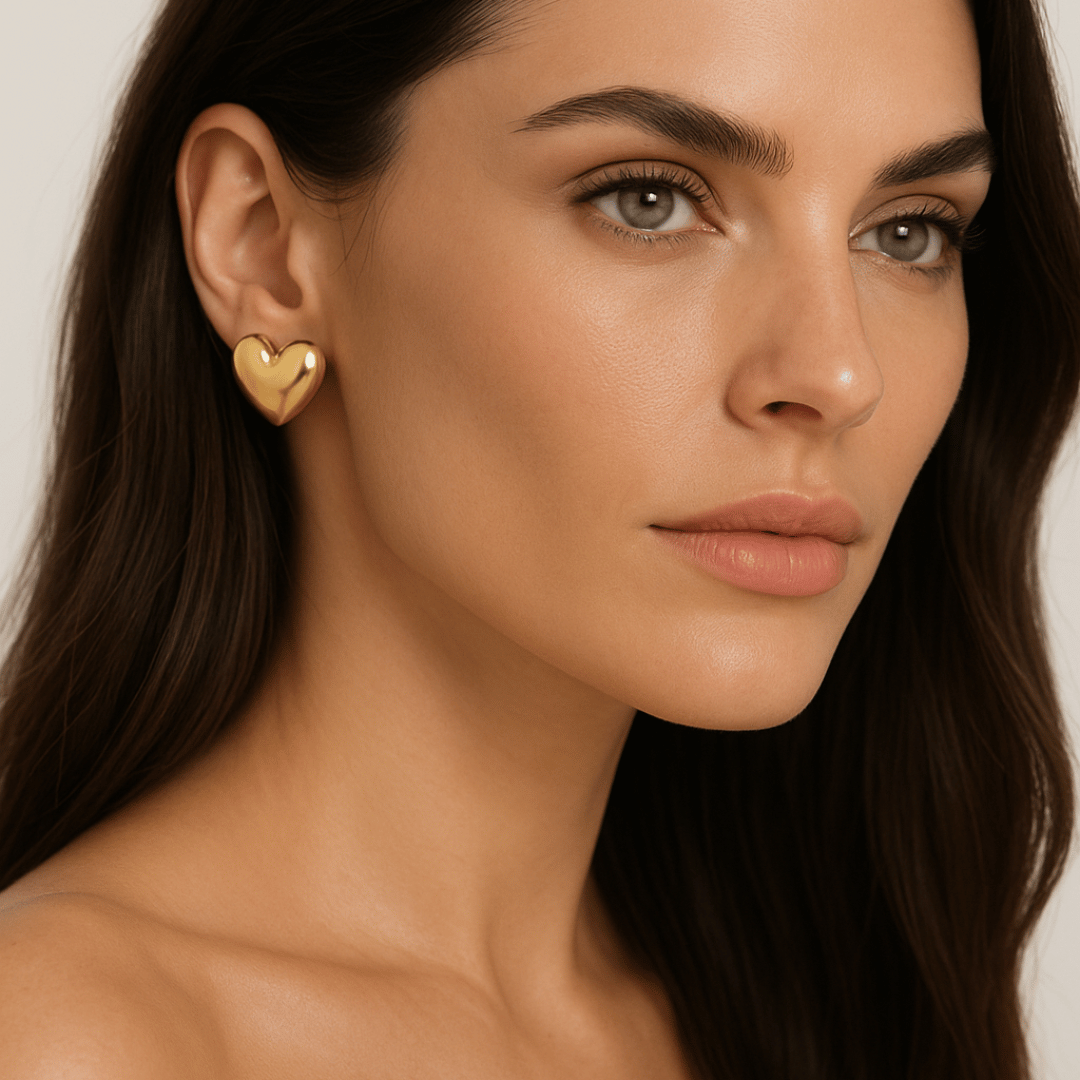 Modelo com Brinco Dourado de Coração Liso