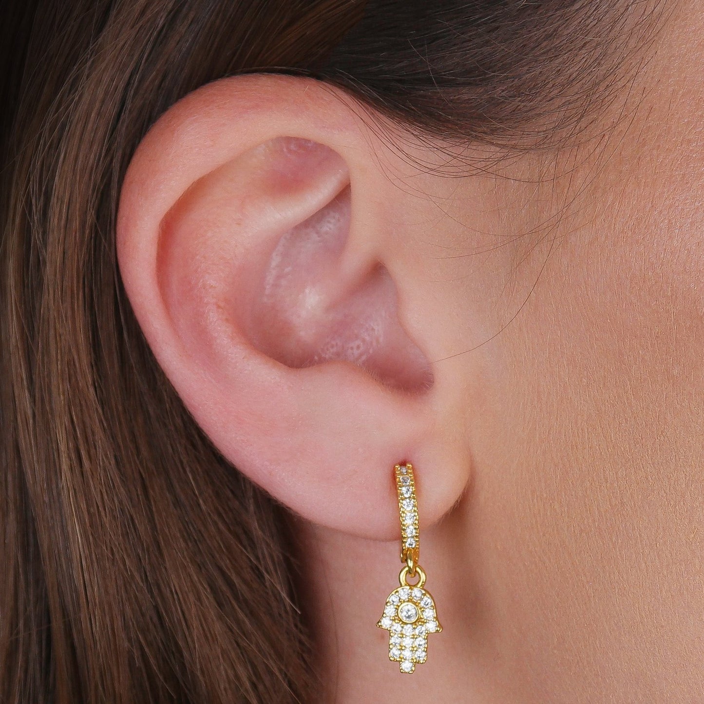 Modelo com Brinco Dourado Argolinha Mãos de Fátima Cravejado Zircônia