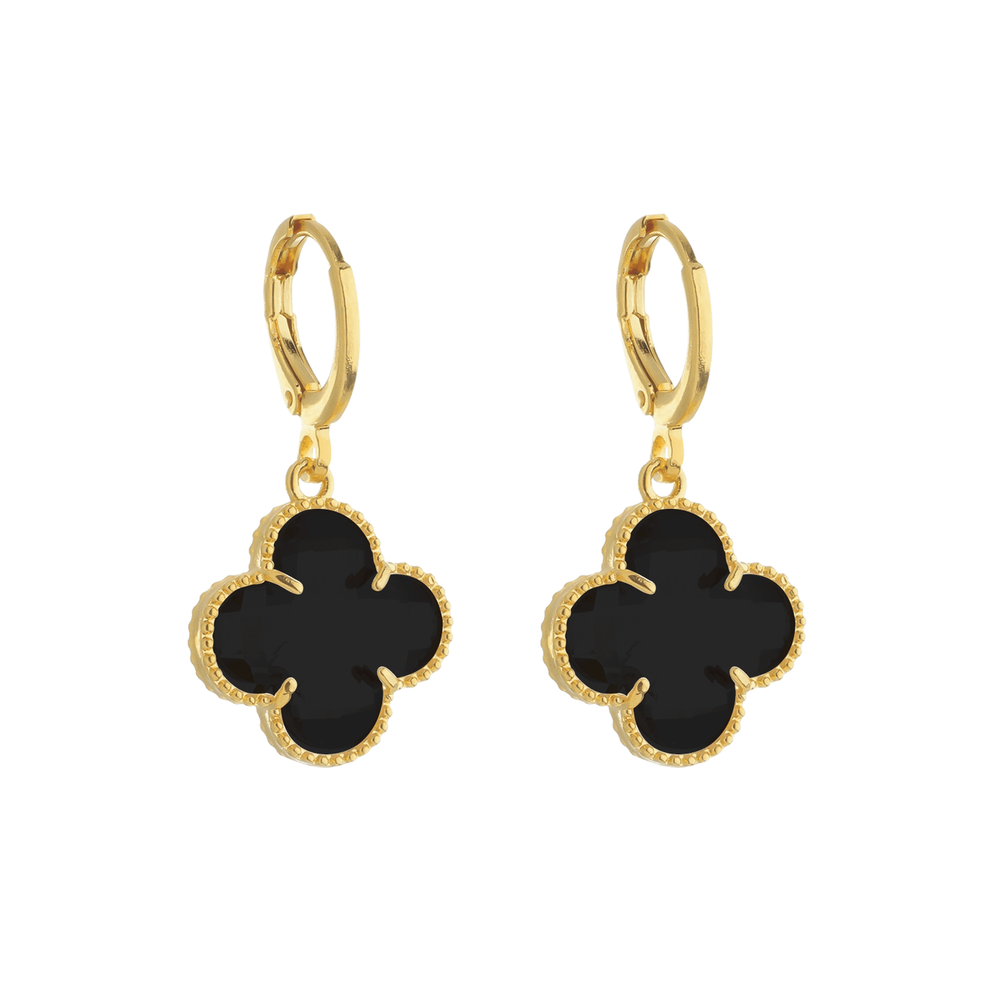 Brinco dourado Aetheria com zircônia preta em forma de trevo em fundo branco