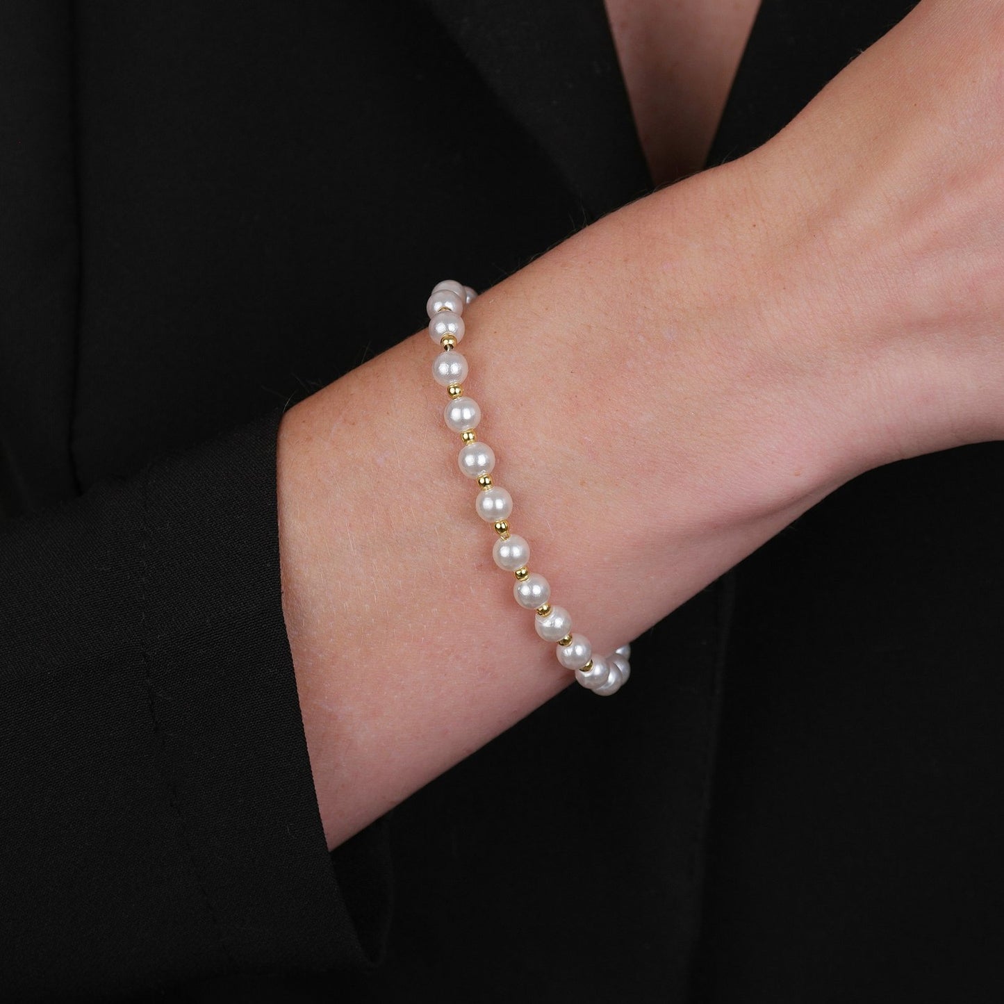 Modelo com Pulseira Dourada de Pérolas e Bolinhas
