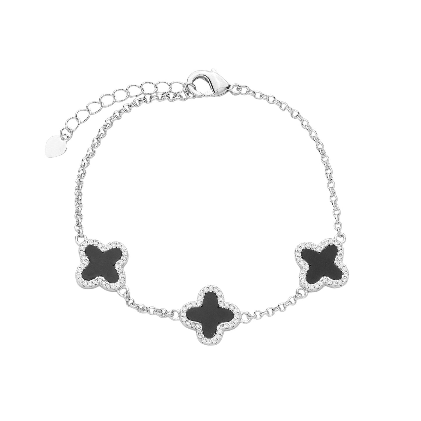 Pulseira prateada de trevos pretos cravejados de zircônia com banho de ródio branco e tecnologia antialérgica em fundo branco