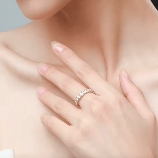 Close-up das sete pedras de Moissanite no anel meia aliança em prata 925
