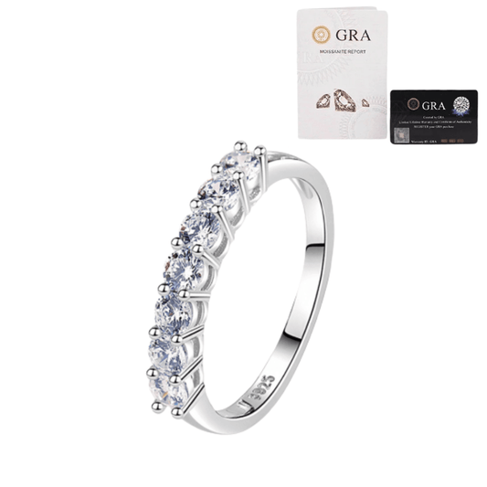 Anel meia aliança com 7 pedras de Moissanite em prata 925, vista frontal sobre fundo branco Certificado GRA