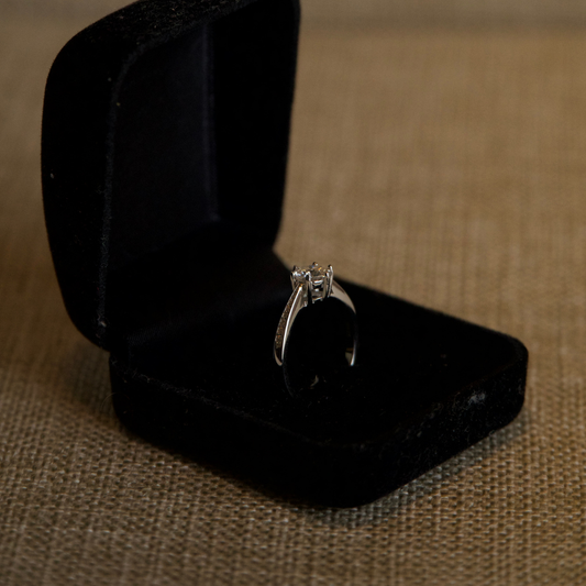 Anel Solitário Clássico Cravejado com Moissanite em Prata 925