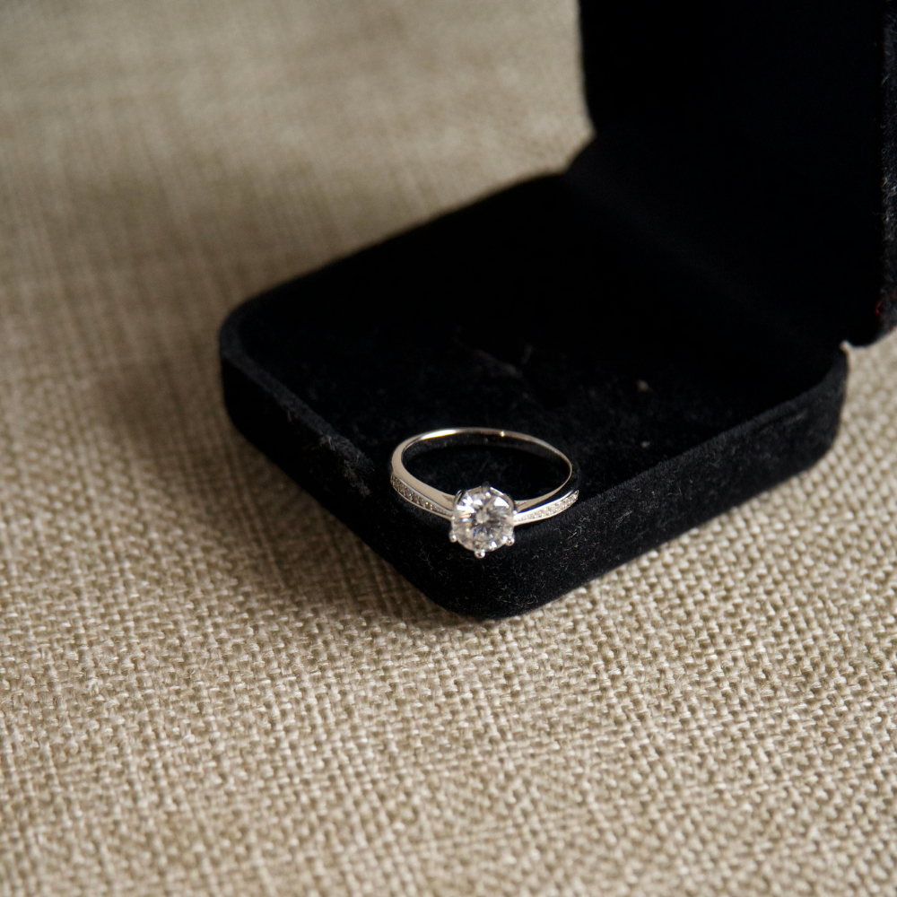 Anel Solitário Clássico Cravejado com Moissanite em Prata 925