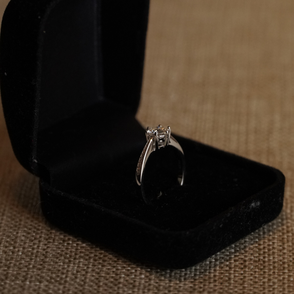 Anel Solitário Clássico Cravejado com Moissanite em Prata 925