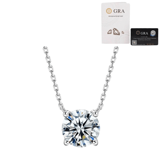Colar ponto de luz com pedra Moissanite 3 CT em prata 925, vista frontal sobre fundo branco