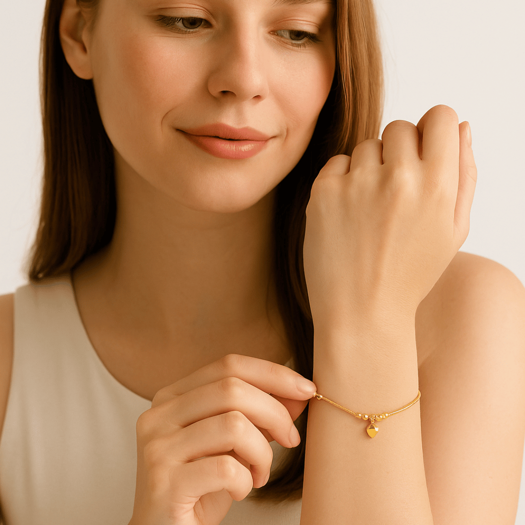 pulseira-dourada-lisa-com-3-pingentes-de-coracao