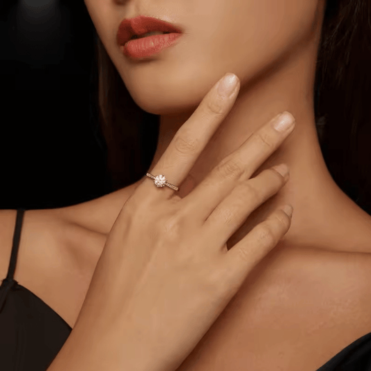 Modelo usando anel solitário cravejado com Moissanite em prata 925