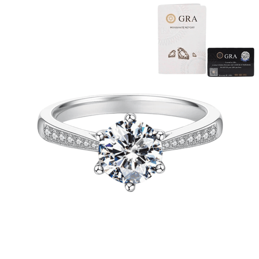 Anel solitário clássico cravejado com Moissanite em prata 925, vista frontal sobre fundo branco Certificado GRA