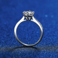 Anel solitário clássico cravejado com Moissanite em prata 925, vista em pé sobre fundo azul