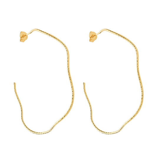 Argola dourada ondulada assimétrica com banho de ouro 24K e acabamento moderno e fundo branco
