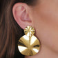 Modelo com Brinco Dourado Orgânico Dois Círculos Amassados em fundo branco
