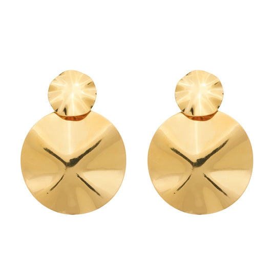 Brinco Dourado Orgânico Dois Círculos Amassados em fundo branco
