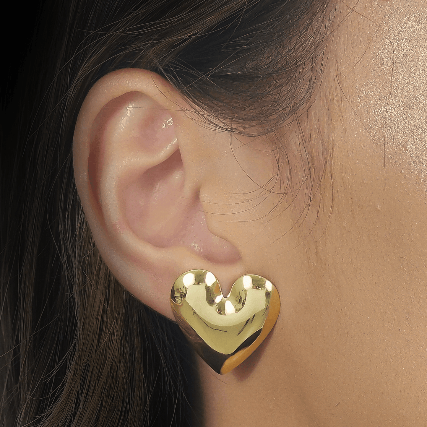 Modelo com Brinco Dourado de Coração Liso 2