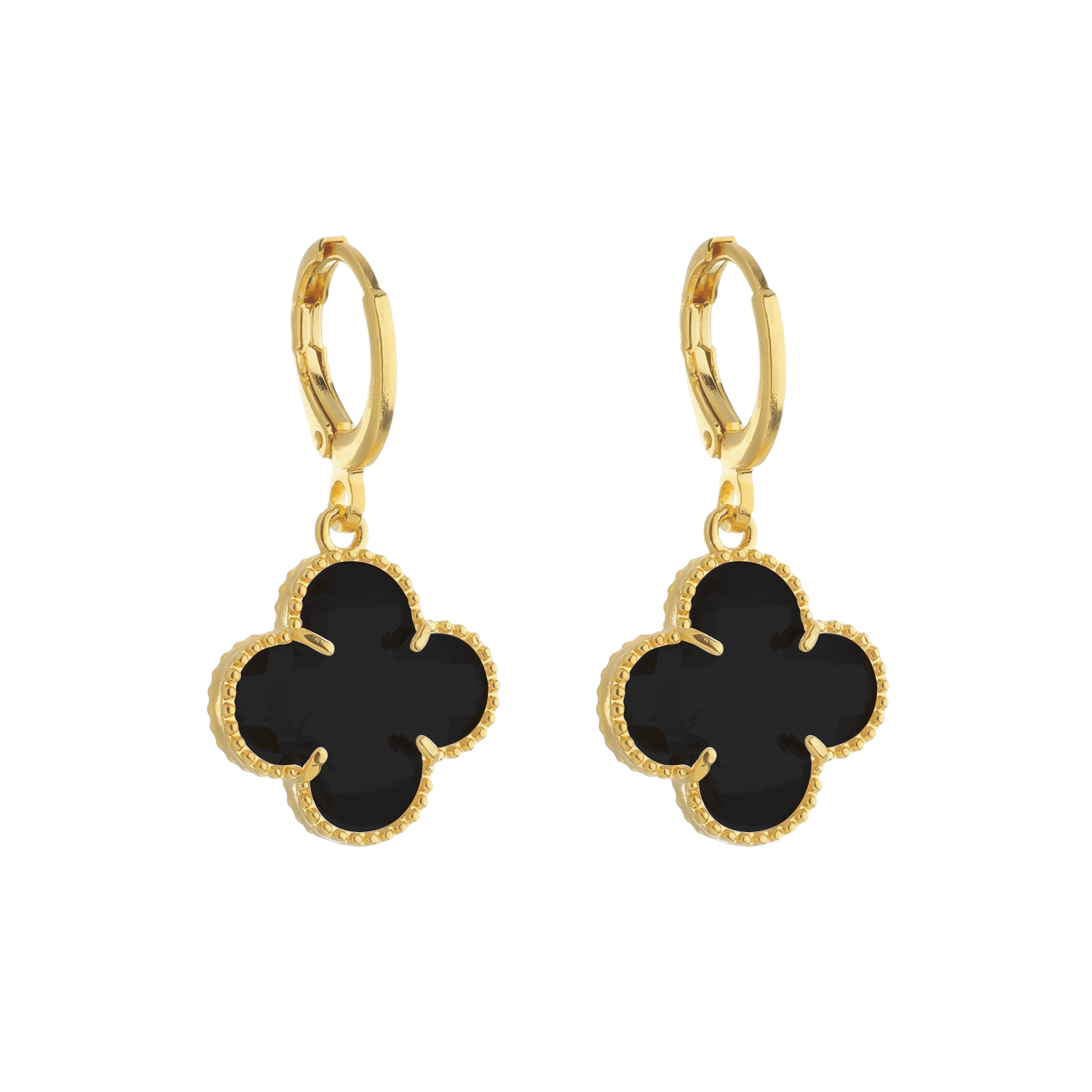 Brinco dourado Aetheria com zircônia preta em forma de trevo em fundo branco