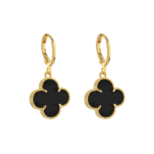 Brinco dourado Aetheria com zircônia preta em forma de trevo em fundo branco
