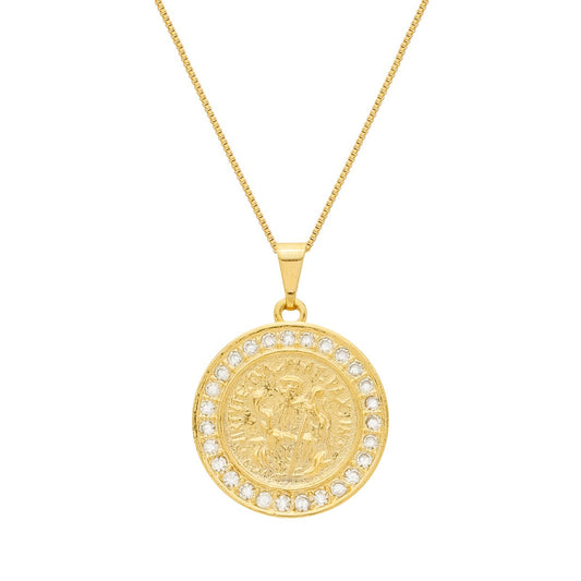 Colar dourado com medalha de São Miguel Arcanjo cravejada de zircônias, banho ouro 24K e tecnologia antialérgica em fundo branco