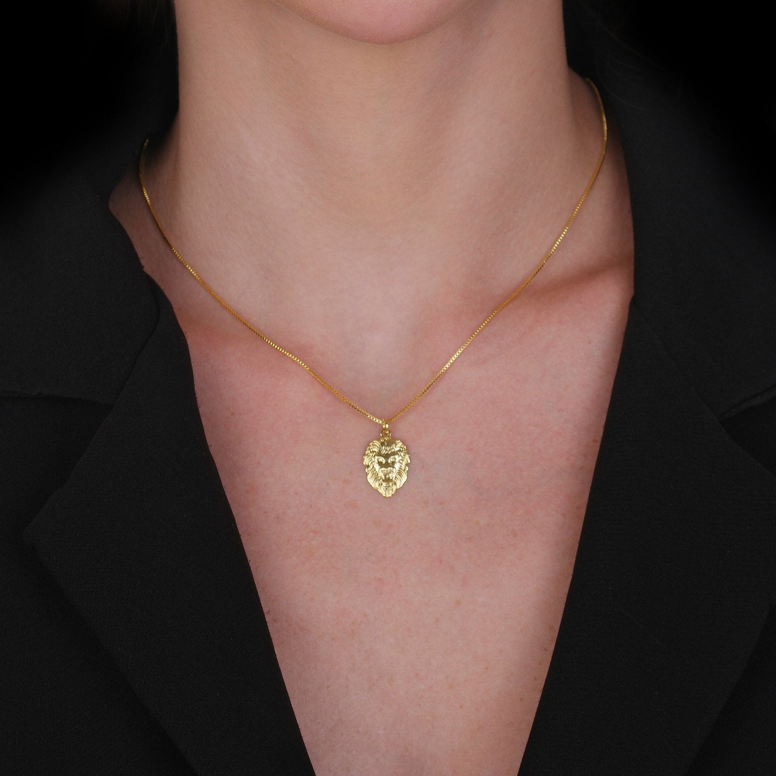 Modelo de frente com Colar Dourado Pingente Leão
