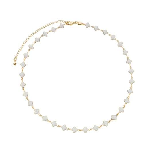Colar Dourado com Trevos Brancos em fundo branco