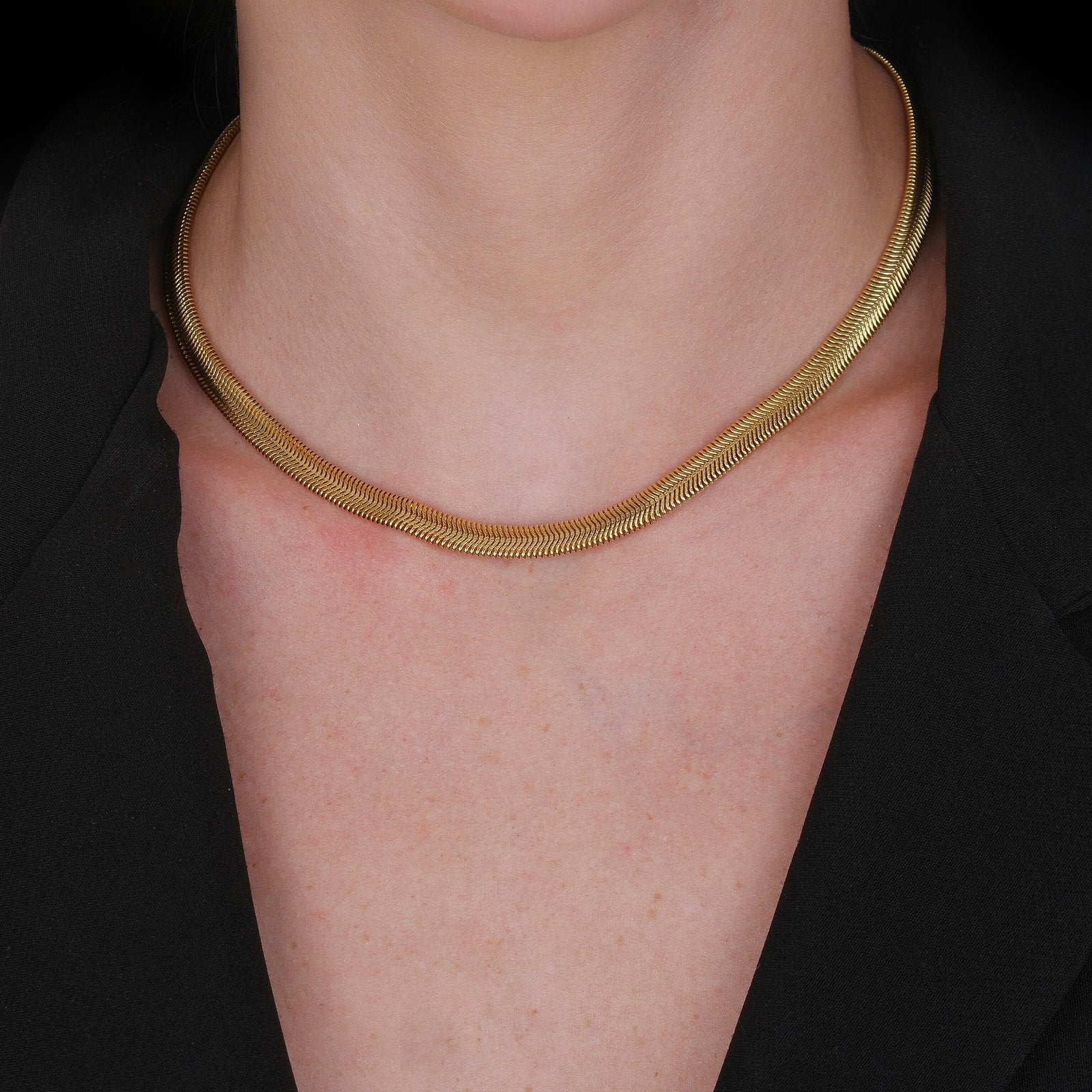 Modelo usando Colar Malha Fina Dourado