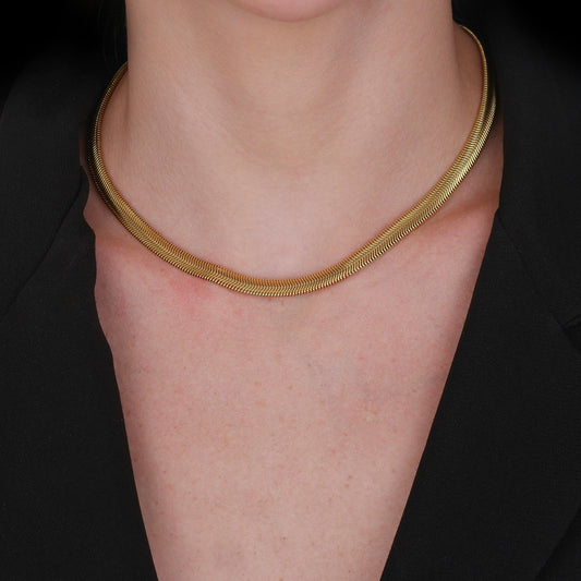 Modelo usando Colar Malha Fina Dourado 