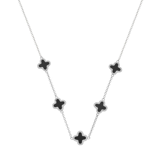 Colar Prateado de Trevos Pretos Cravejados de Zircônia em fundo branco