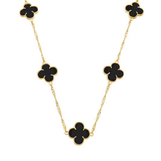 Colar dourado Aetheria com cinco trevos e zircônias pretas em fundo branco