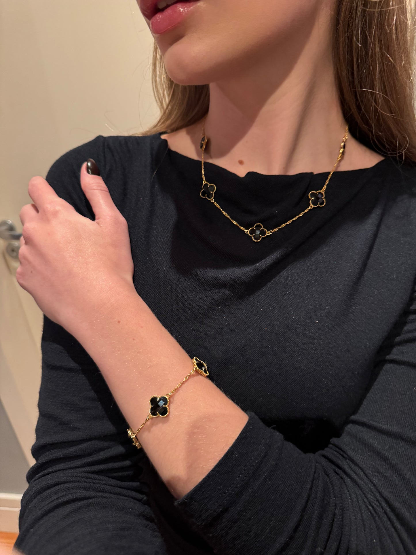 Conjunto com Trevos Pretos Dourados