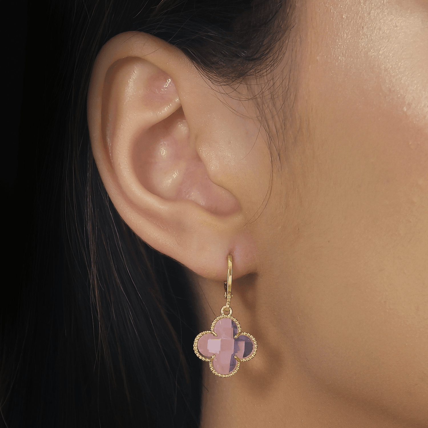 Modelo com Brinco Dourado de Trevo com Zircônia Rosa