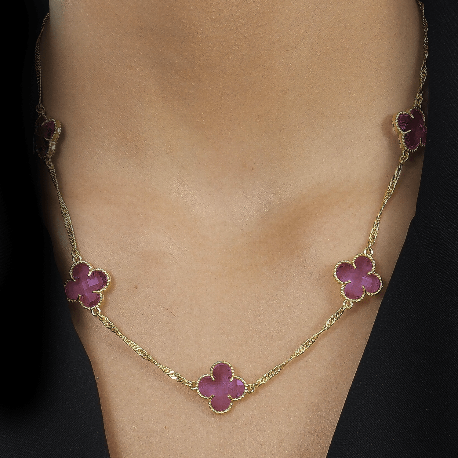 Modelo com Colar Dourado 5 Trevos Rosa
