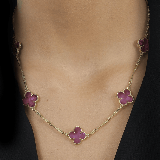 Modelo com Colar Dourado 5 Trevos Rosa