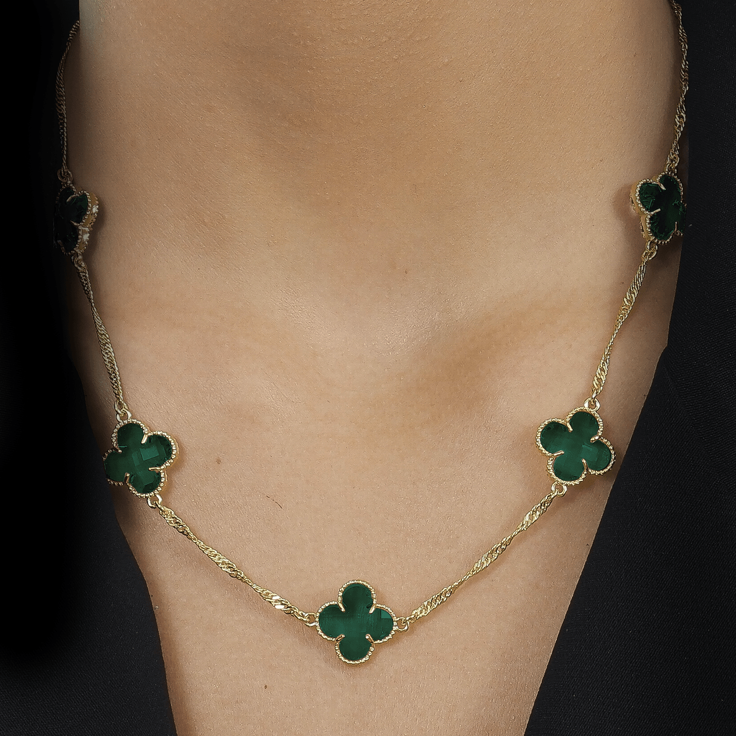 Modelo com Colar Dourado 5 Trevos Verde