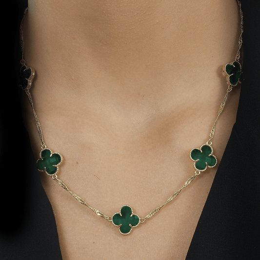 Modelo com Colar Dourado 5 Trevos Verde