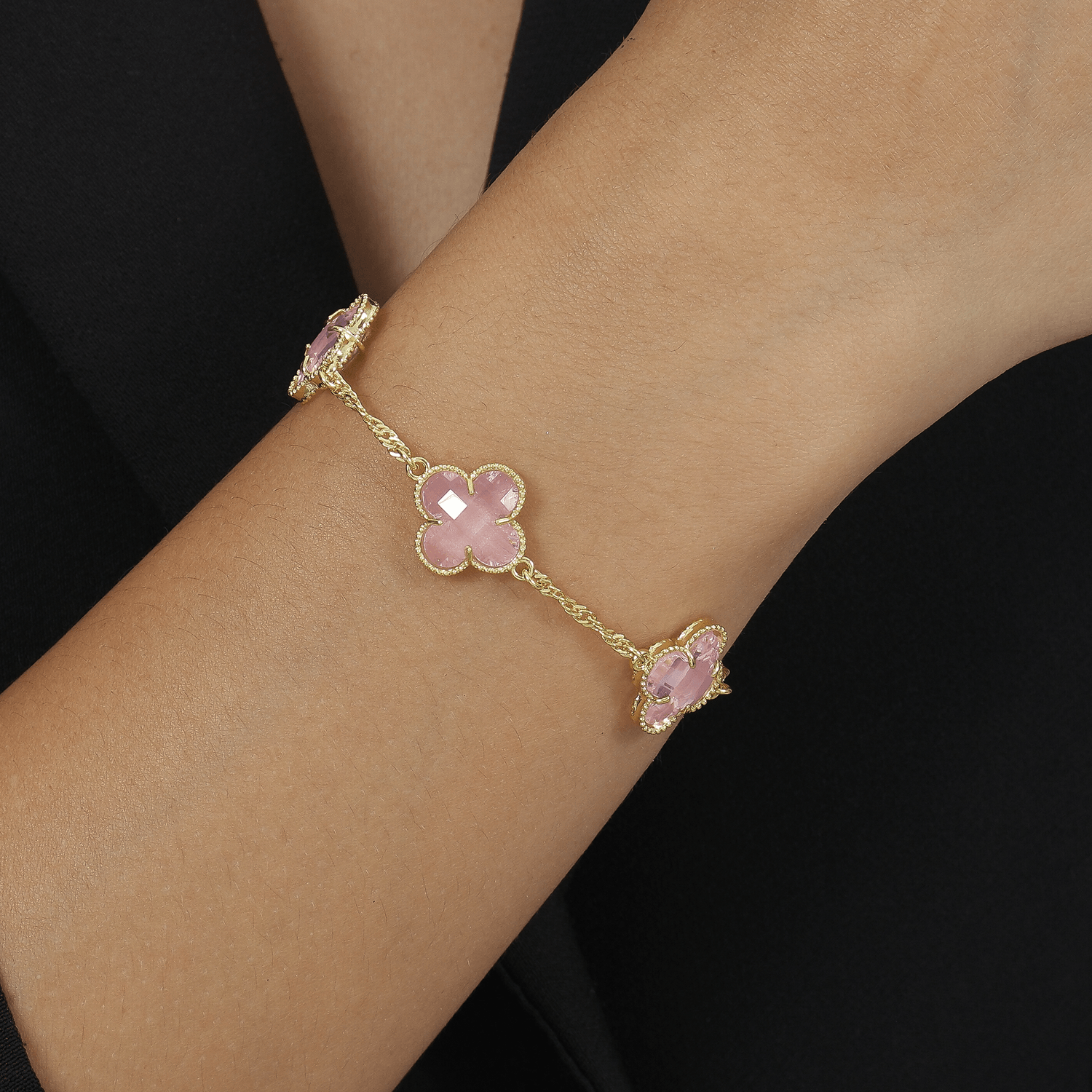 Modelo com Pulseira Dourada Trevos Zircônia Rosa