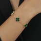 Modelo com Pulseira Dourada Trevos Zircônia Verde