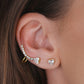 Modelo de perfil com Piercing Dourado Earcuff Coração Cravejado de Zircônia Com Brinco