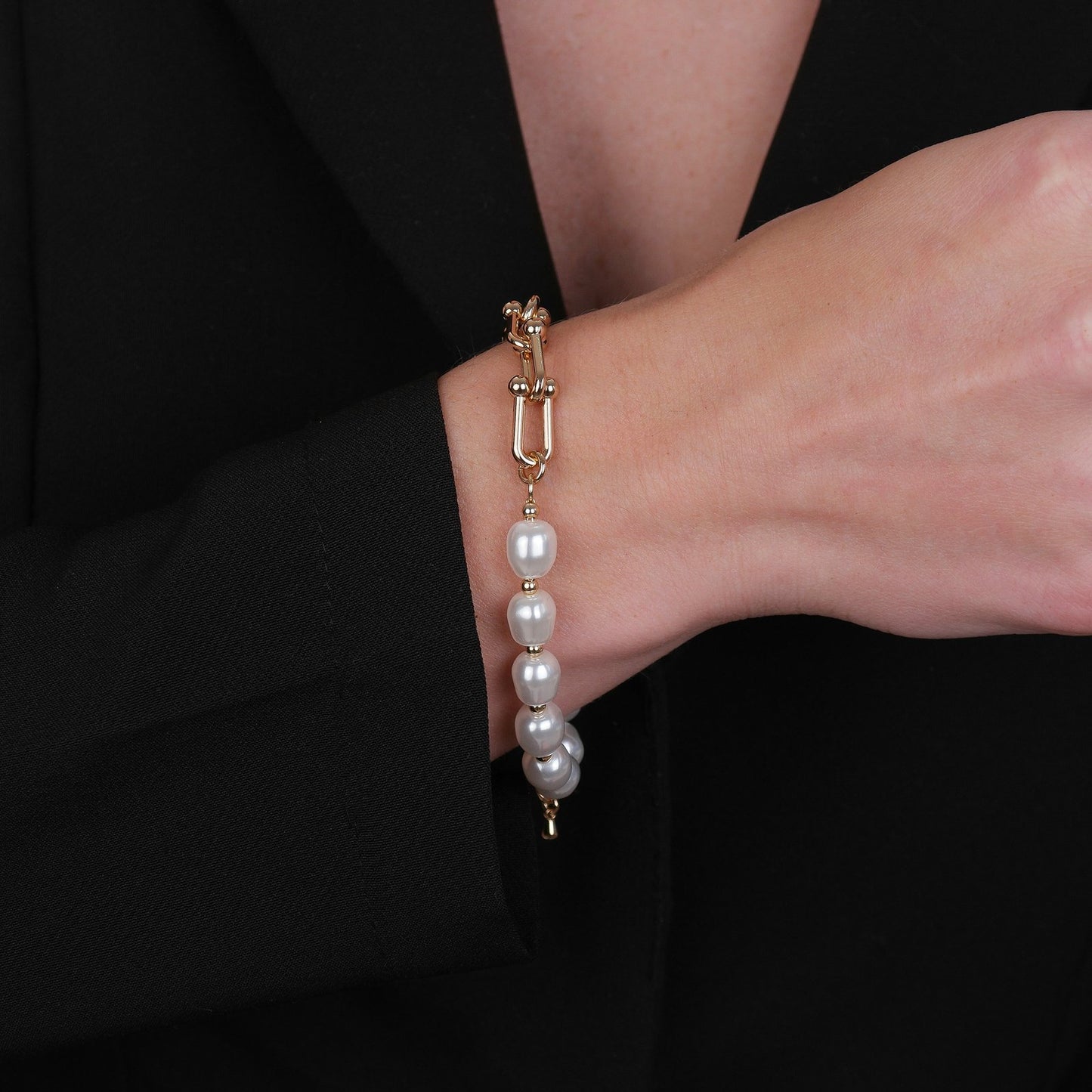 Modelos com Pulseira Dourada de Corrente com Pérolas 