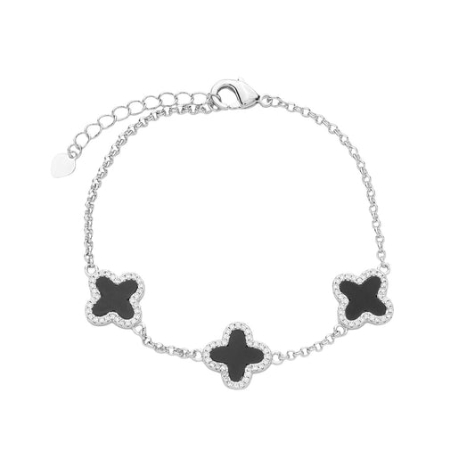 Pulseira prateada de trevos pretos cravejados de zircônia com banho de ródio branco e tecnologia antialérgica em fundo branco