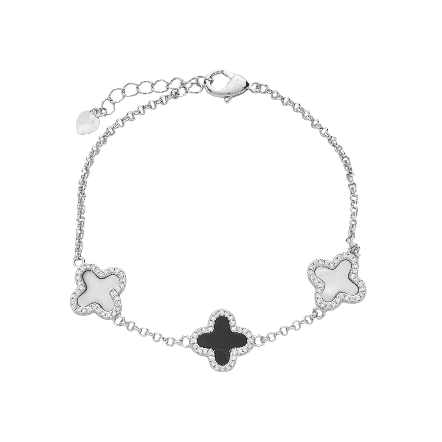 Pulseira prateada de trevos pretos e brancos cravejados de zircônia, com banho de ródio branco e acabamento antialérgico em fundo branco