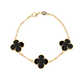 Pulseira dourada com trevos e zircônias pretas Aetheria em fundo branco
