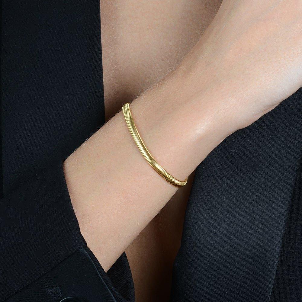 Modelo com Pulseira Dourada Rabo de Rato em fundo branco