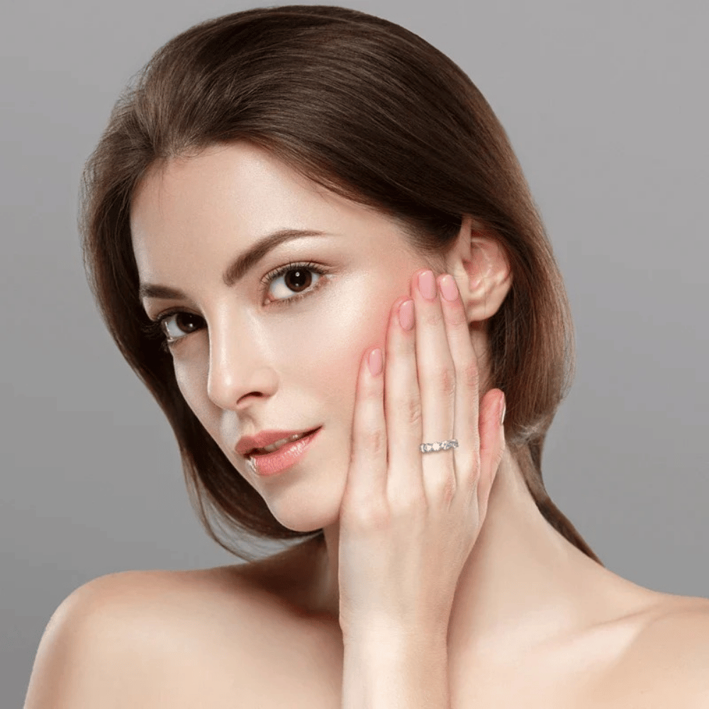 Modelo usando anel inteiro cravejado com moissanites em prata 925