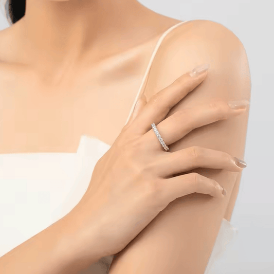Close-up anel inteiro cravejado com moissanites em prata 925