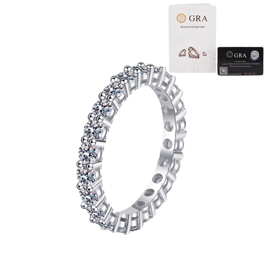 Anel inteiro cravejado com moissanite em prata 925, vista frontal sobre fundo branco Certificação GRA