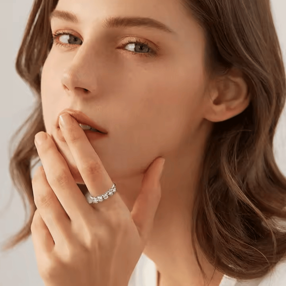 Modelo usando anel meia aliança com sete pedras de Moissanite em prata 925