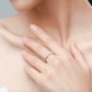 Close-up das sete pedras de Moissanite no anel meia aliança em prata 925