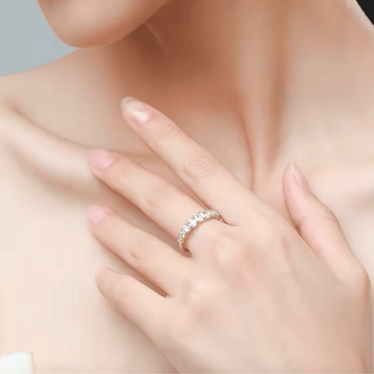 Close-up das sete pedras de Moissanite no anel meia aliança em prata 925