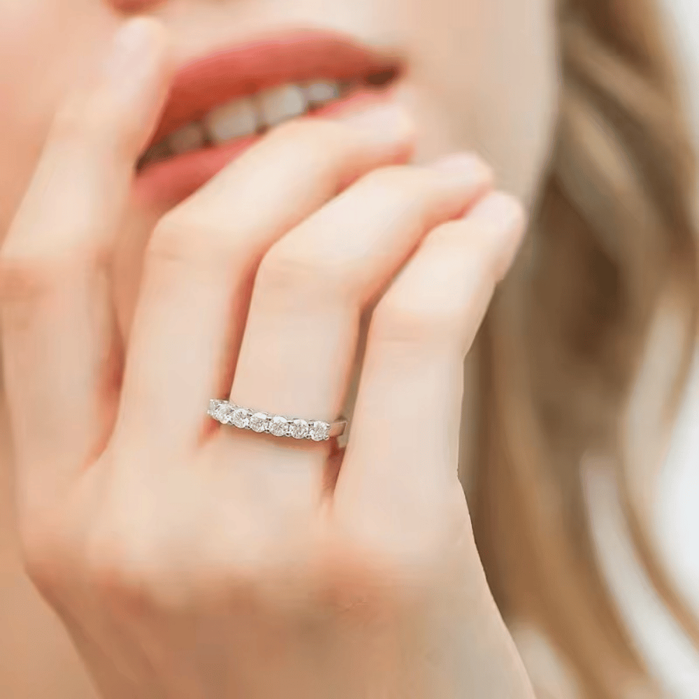 Close-up 2 das sete pedras de Moissanite no anel meia aliança em prata 925 