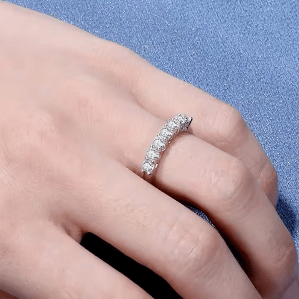 Close-up 3 das sete pedras de Moissanite no anel meia aliança em prata 925